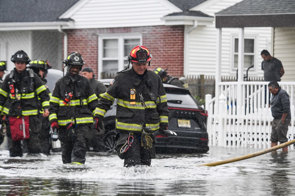Feuerwehrleute in Atlantic City (New Jersey) rückten zu einem Fahrzeugbrand aus.