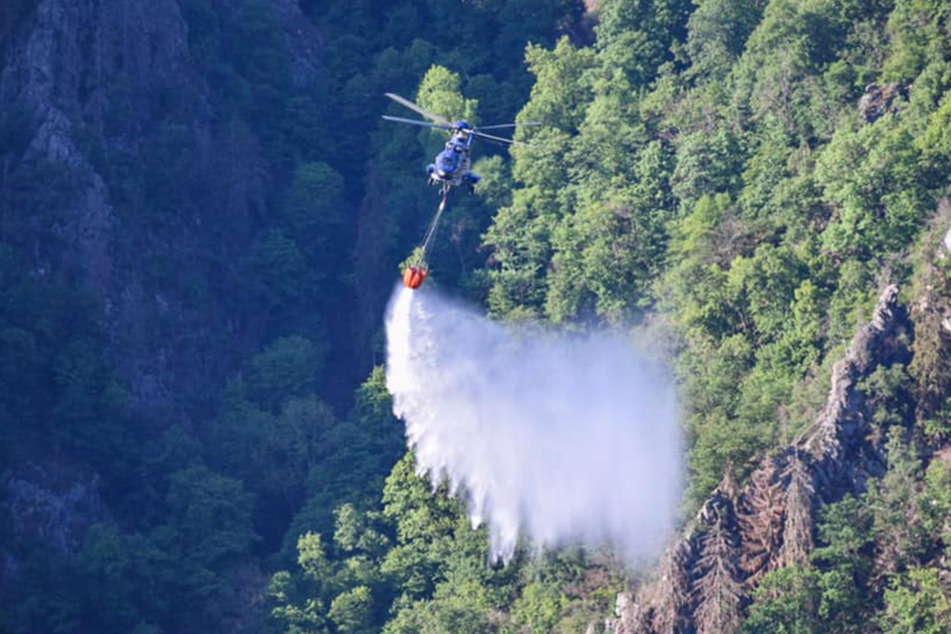 Löschhubschrauber sind seit dem frühen Morgen im Einsatz.