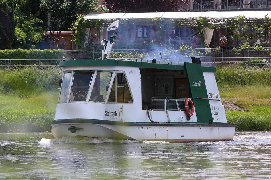 Mit weißem Wölkchen über den Fluss: Die Tage der 1993 gebauten Diesel-Fähre "Stolzenfels" sind gezählt. Sie soll verkauft werden.