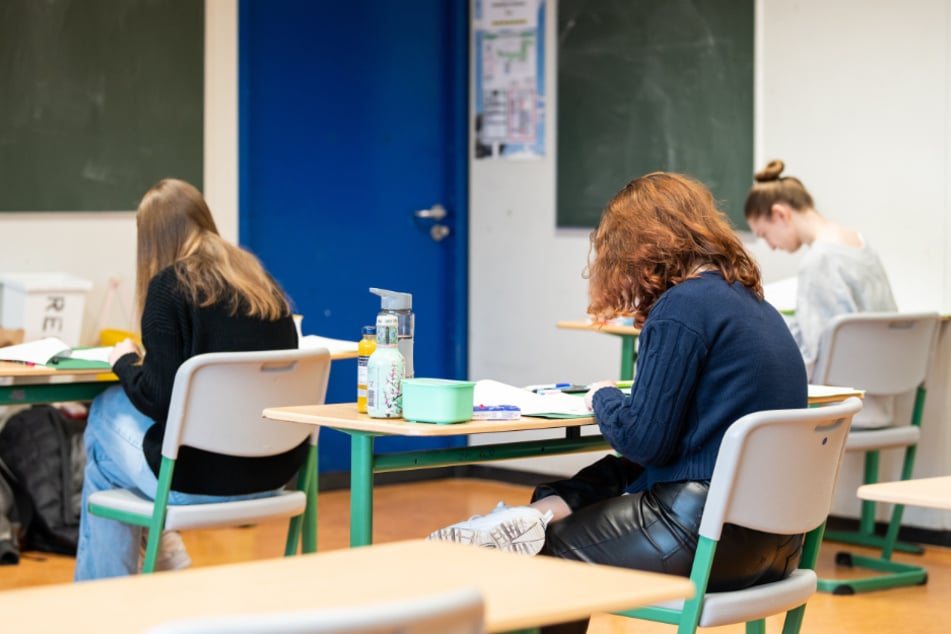 Einige Hamburger Schüler sollen mithilfe von Künstlicher Intelligenz bei ihren Abiturprüfungen geschummelt haben. (Symbolfoto)