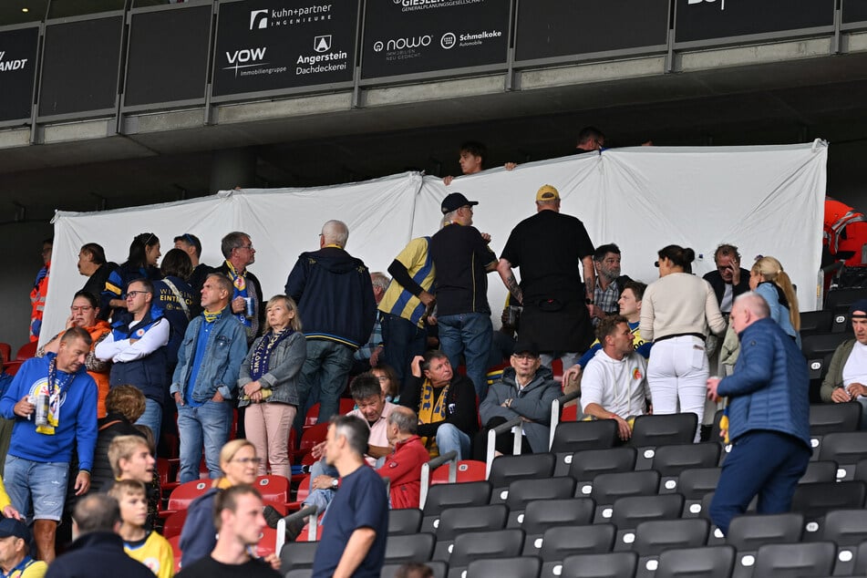 Die Sanitäter errichteten einen Sichtschutz auf der Tribüne in Braunschweig und versorgten den 52-Jährigen, der letztlich aber leider verstarb.