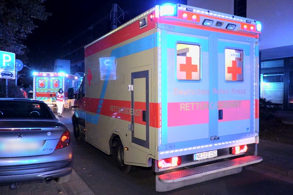 Ein Neusser Autofahrer ist in der Nacht zu Freitag von der Fahrbahn abgekommen und in mehrere parkende Autos gekracht. Die drei Insassen verletzten sich schwer.