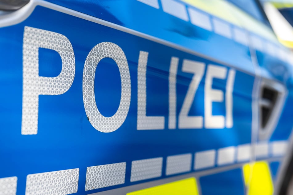 Polizei sucht Zeugen: Räuber sticht 18-Jährigem mit Messer in Bauch und flüchtet