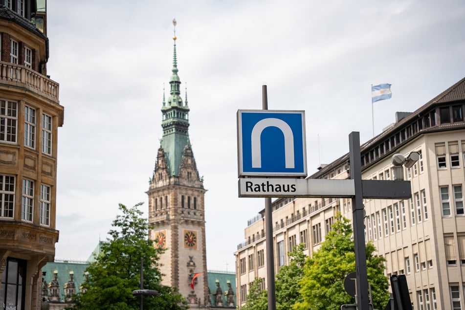 Auch am Rathausmarkt zieht ein umgedrehtes U die Aufmerksamkeit auf sich.