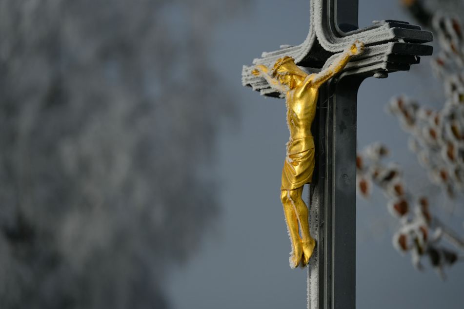 Zwar treten immer noch sehr viele Menschen aus den bayerischen Glaubensgemeinschaften aus, doch der Mitgliederschwund bei den christlichen Kirchen hat zuletzt etwas abgenommen. (Symbolbild)