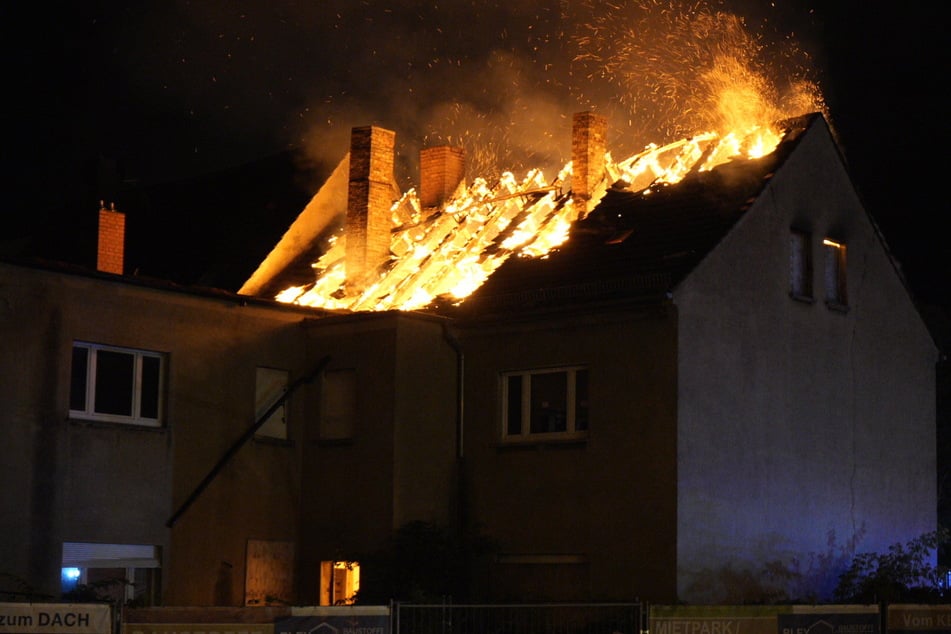 Der Dachstuhl eines Gebäudes in Bitterfeld steht komplett in Flammen.