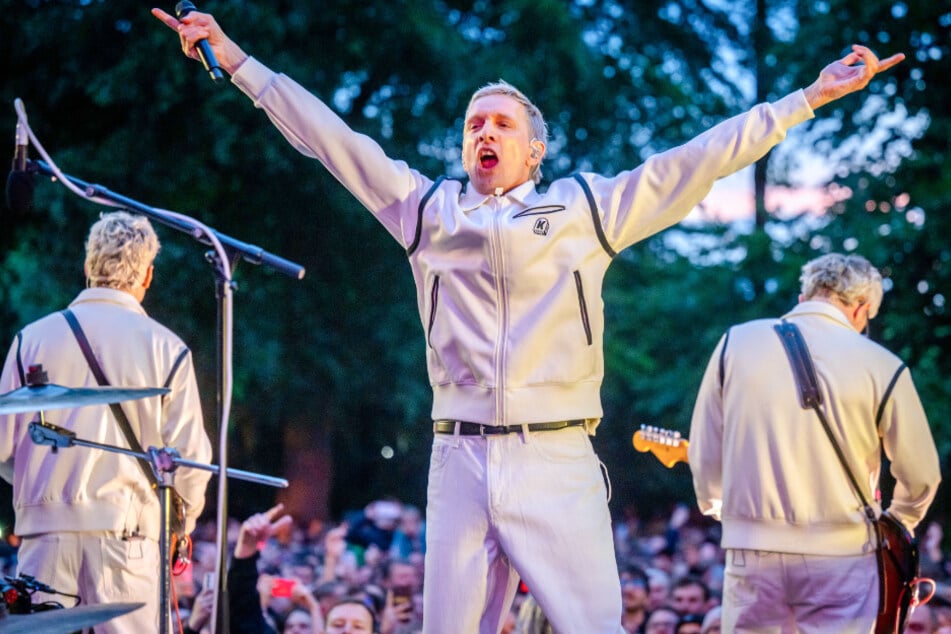 Die Band Kraftklub gab Ende Mai ein spontanes Konzert vor dem Schauspielhaus.