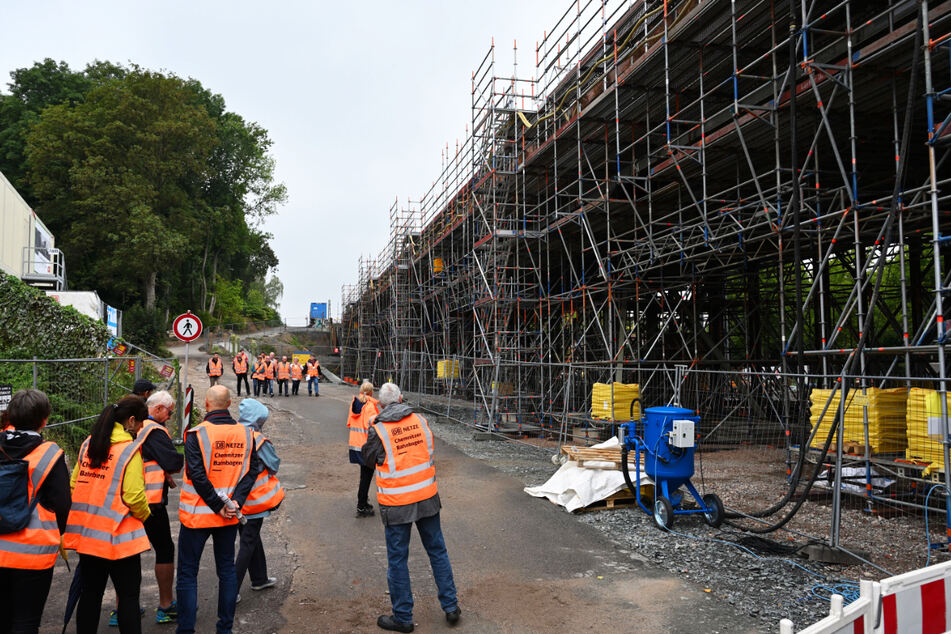 Von der Beckerstraße aus erkunden Besucher am Tag des offenen Denkmals die Baustelle des Chemnitzer Viaduktes.