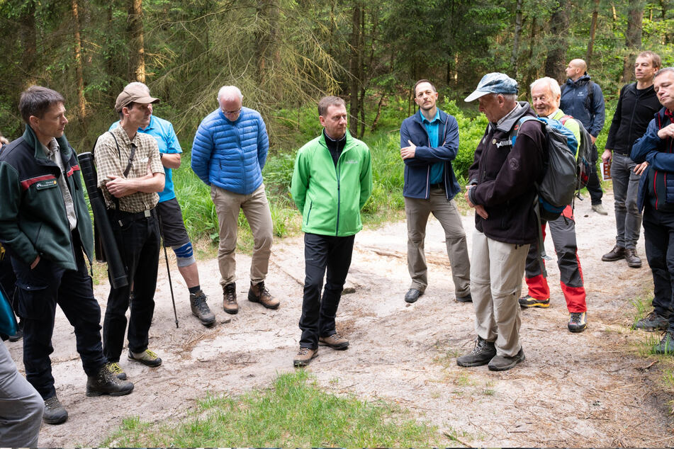 Sachsens Regierungschef Michael Kretschmer (46, CDU) traf sich am Donnerstag im Nationalpark mit Vertretern von Tourismusverband und Bergsteigerbund.