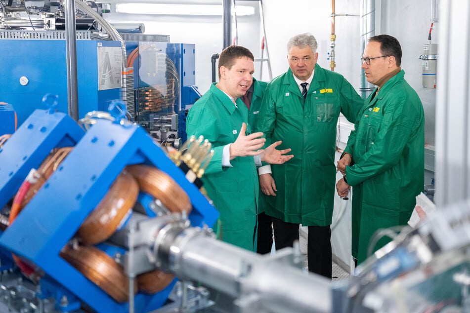 Im Zyklotron des Helmholtz-Zentrums Rossendorf ließ Minister Dirk Panter (51, SPD, r.) sich von Dr. Martin Kreller (l.) und Prof. Sebastian M. Schmidt die Technik erklären.