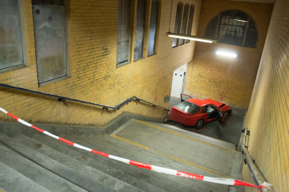 Fahrer und Beifahrer wurden festgenommen.