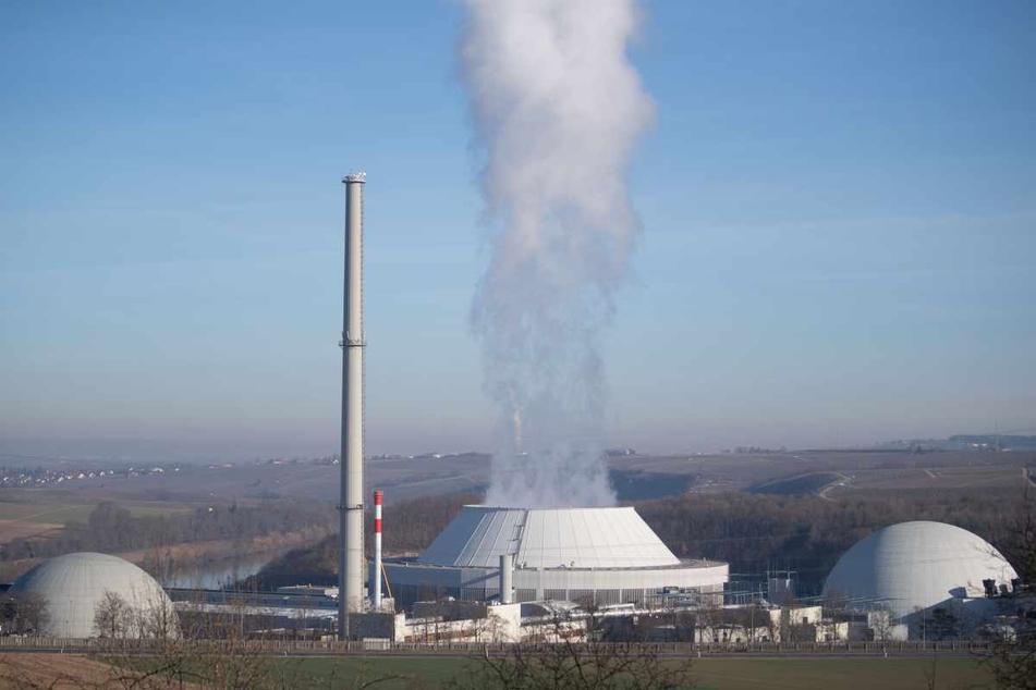 Neckarwestheim: Dampf kommt aus dem Kühlturm (M.) von Block 2 des Kernkraftwerks Neckarwestheim, daneben sind Block 1 (l.) und Block 2 (r.) des Atomkraftwerks zu sehen.