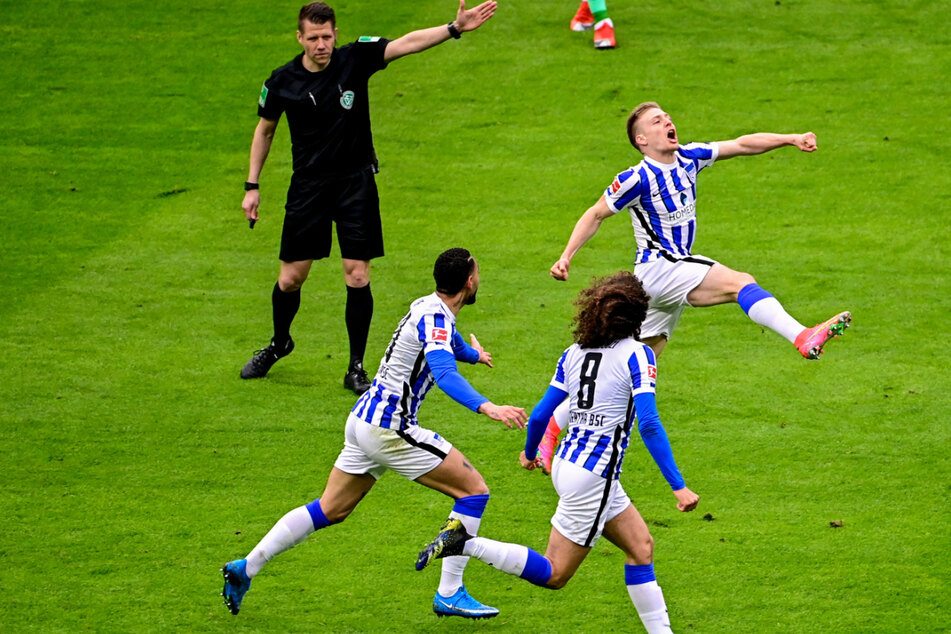 Herthas Mittelfeldspieler Santiago Ascacibar (r.) jubelt mit Matheus Cunha (l.) und Matteo Guendouzi (2.v.l.) über sein erstes Bundesligator zum 1:0.