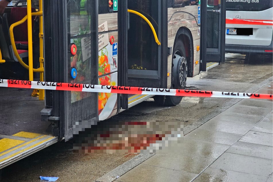 Vor dem Bus liegt eine große Blutlache, das Bein der Frau soll bei dem Unfall schwer verletzt worden sein.