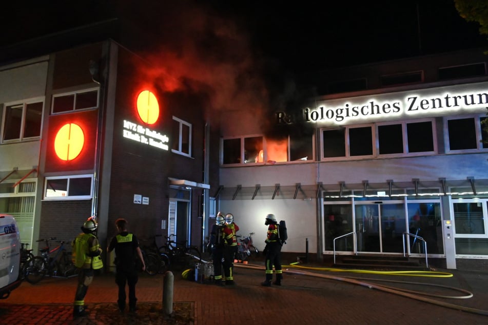 Feuerwehr im Großeinsatz: Mehrere Wohnungen unbewohnbar, zwei Personen verletzt