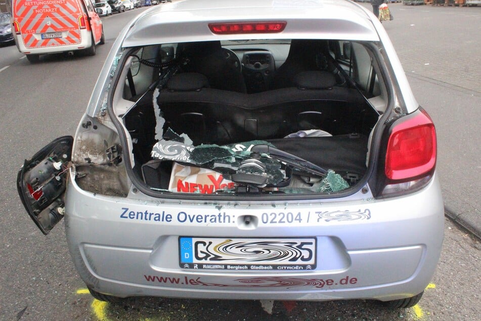 Die Heckscheibe des Citroen wurde bei dem Unfall zerstört.