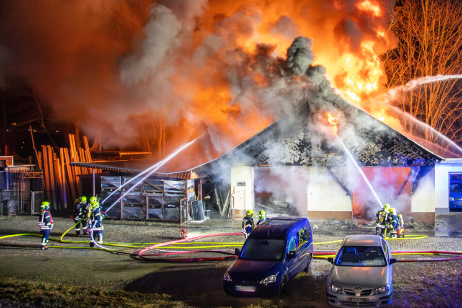 Verheerendes Feuer im Erzgebirge: Garage steht lichterloh in Flammen