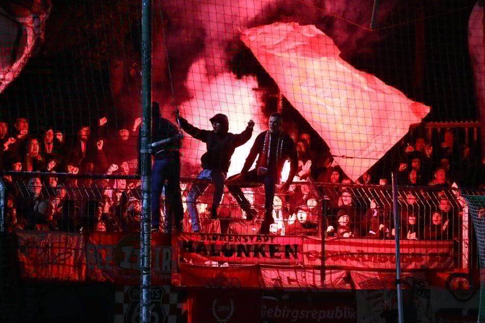 Die mitgereisten Erfurter Fans hatten sichtlich ihren Spaß, feierten ihr Team nach Abpfiff.