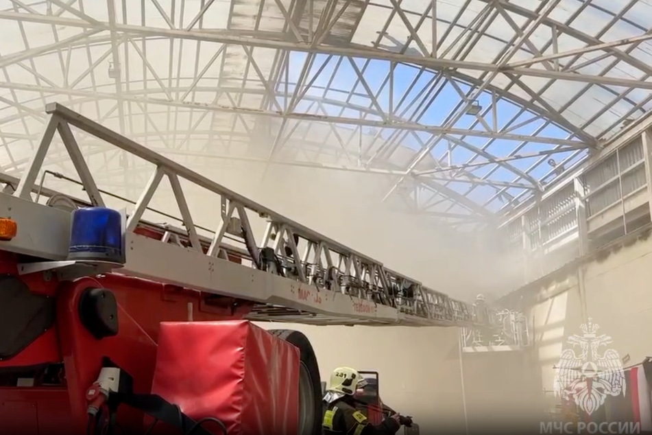 Die Feuerwehr rückte mit einer Drehleiter in die offene Halle vor und bekämpfte den Brandherd.