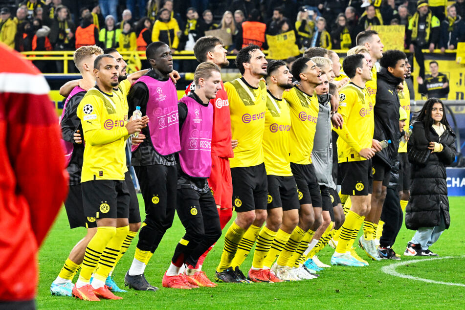 Die Spieler von Borussia Dortmund feierten den Einzug ins Achtelfinale ausgelassen, aber auch erschöpft. Die intensiven 90 Minuten auf höchstem Niveau haben viel Kraft gekostet.