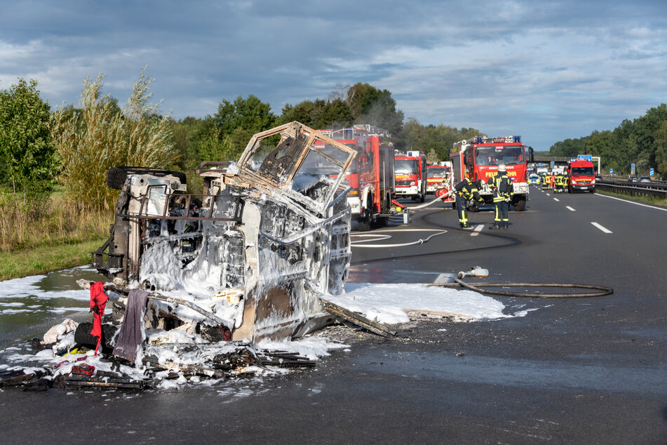 Eines der Unfallautos auf der Hansalinie brannte komplett aus.