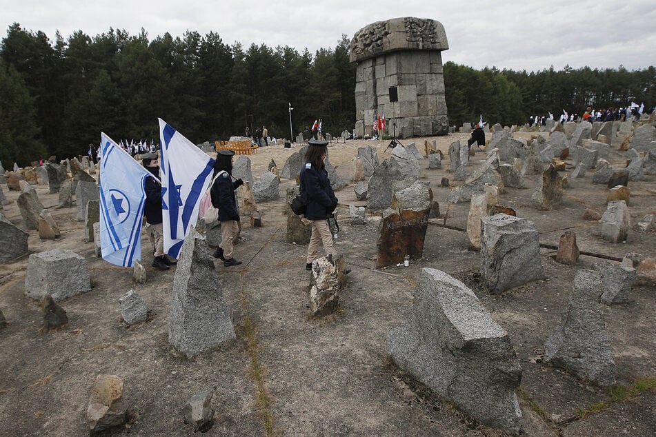 Israelische Jugendliche gehen mit israelischen Nationalflaggen am Denkmal für die etwa 900.000 europäische Juden vorbei, die von den Nazis zwischen 1941 und 1944 im Todes- und Arbeitslager Treblinka getötet wurden.