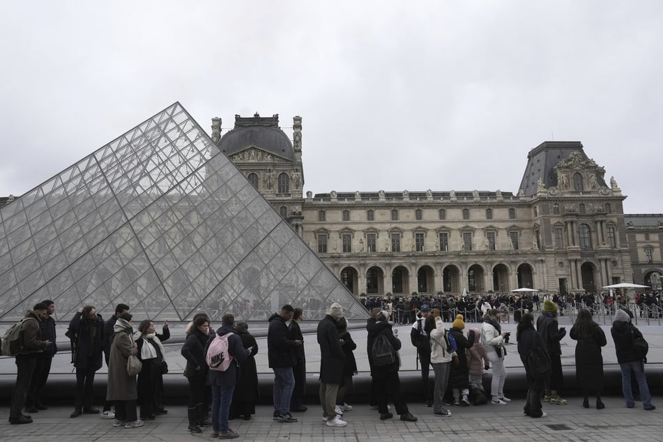 Das Kunstmuseum "Louvre" im Herzen von Paris wurde am Sonntagmorgen überfallen. (Archivbild)