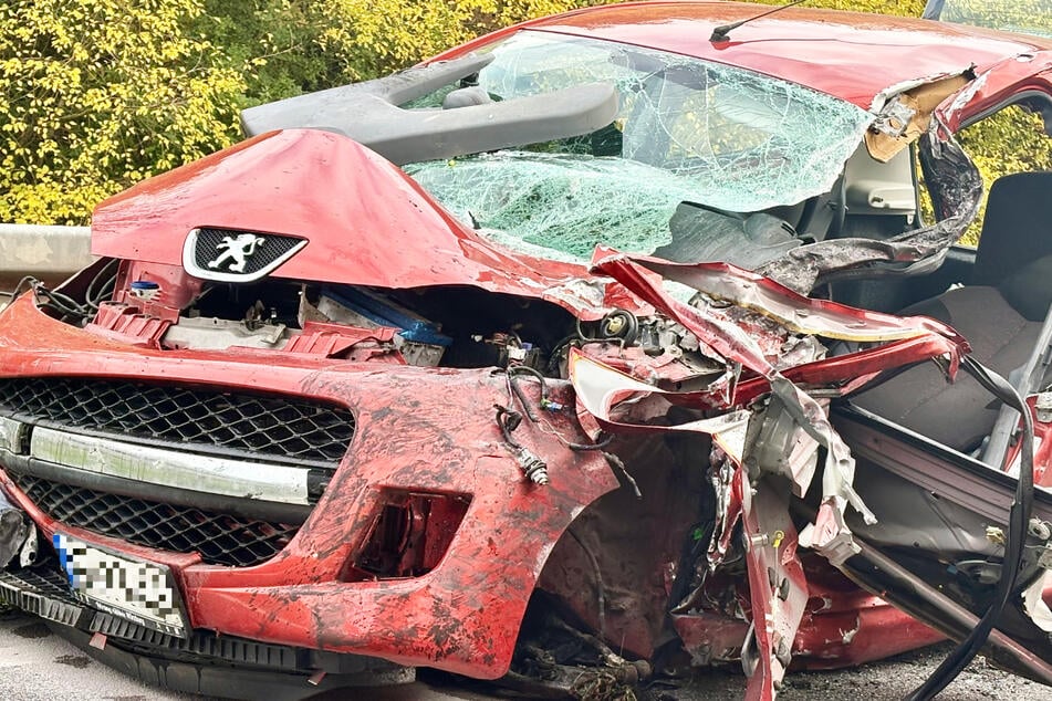 Unfall auf der B13 in Unterfranken: Für den 81-jährigen Fahrer eines Peugeots kam jede Hilfe zu spät.