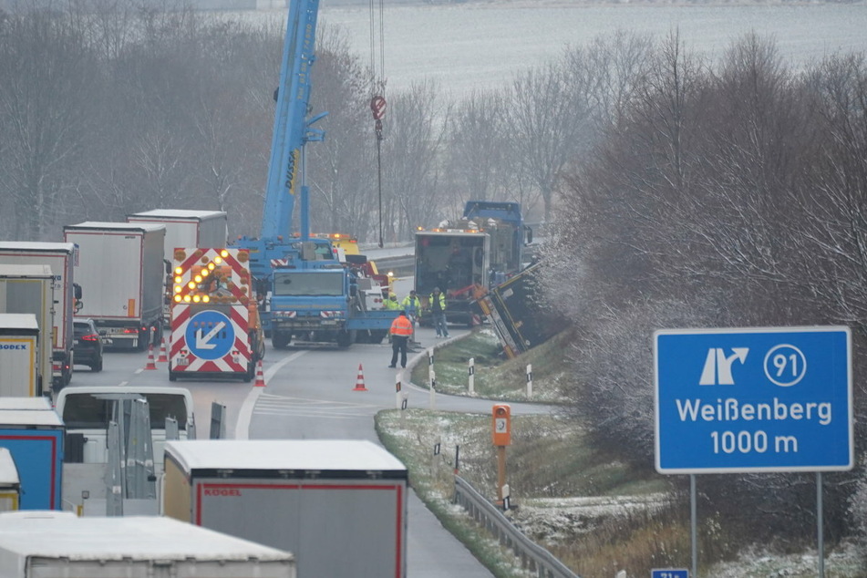 Aus bisher ungeklärter Ursache kam der Lastwagen von der Straße ab.