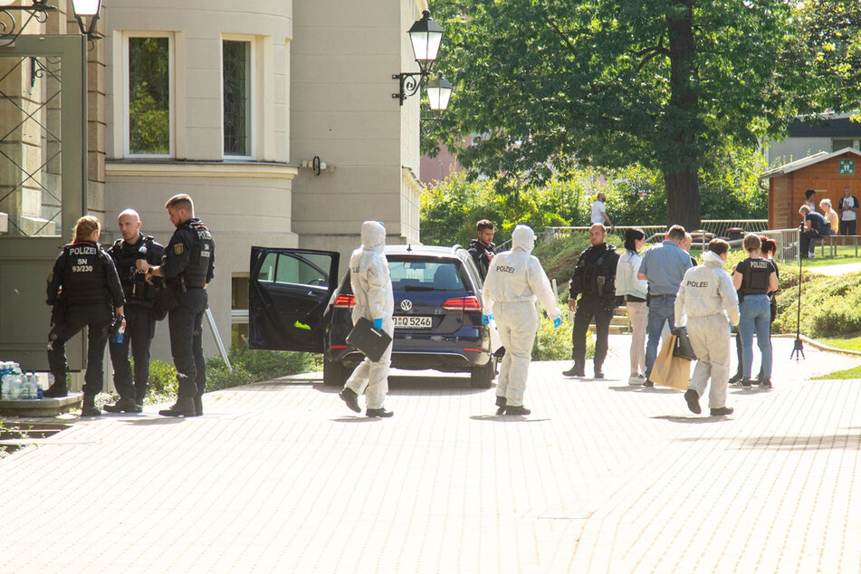 Die Tatortgruppe des Landeskriminalamtes dokumentierte auch am Donnerstag in dem Schulgebäude sämtliche Fundstellen von Utensilien des Amokläufers.