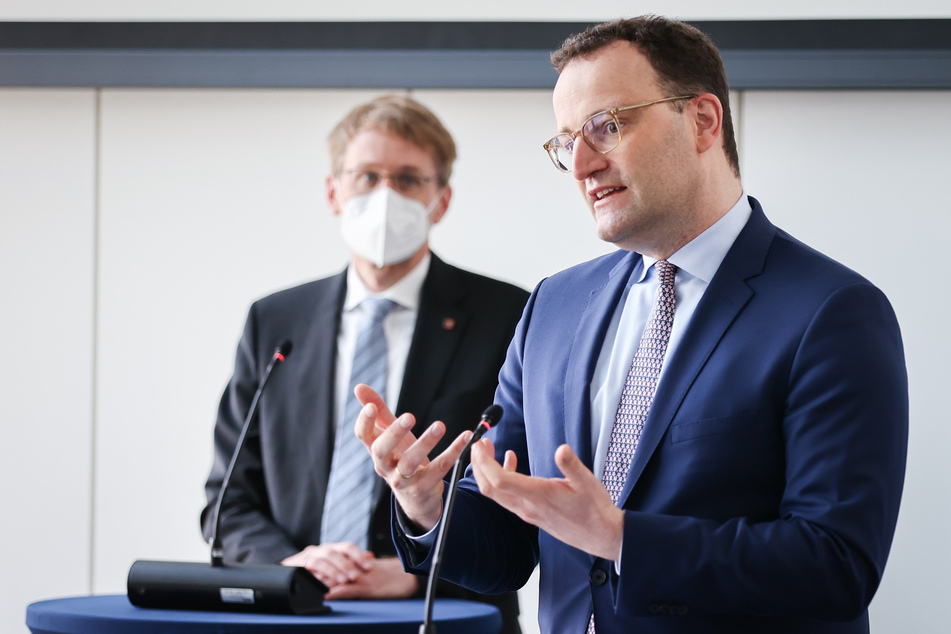 Gesundheitsminister Jens Spahn (40, CDU, r.) und Schleswig-Holsteins Ministerpräsident Daniel Günther (47, CDU) bei ihrem Besuch der Produktionsstätten von Allergopharma in Reinbek bei Hamburg.