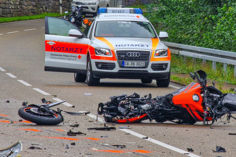 Trümmerfeld nach tödlichem Crash: Motorrad-Fahrer stirbt am Unfallort