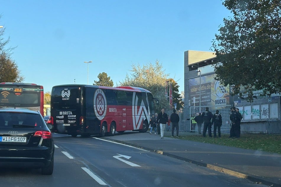 Der Bus von Wiesbaden kommt am Stadion an.