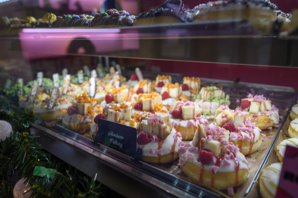 Donuts in Hülle und Fülle: Der kürzlich eröffnete "Royal Donuts"-Shop bietet kunterbunt dekorierte Leckereien.