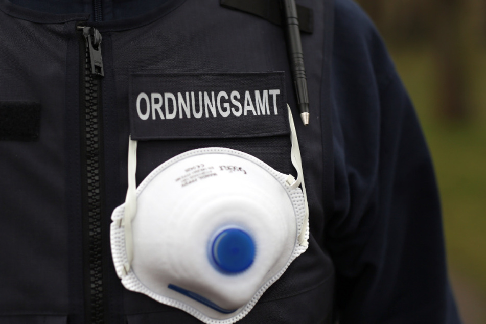 Das Ordnungsamt kontrolliert die Einhaltung der Corona-Regeln. (Symbolbild)