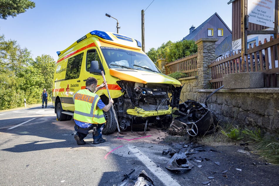 Sowohl der Rettungswagen als auch das Auto mussten abgeschleppt werden.