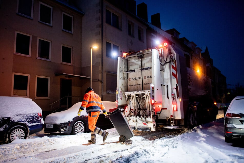 Glätte und Schnee machen der Müllabfuhr mancherorts zu schaffen. (Archivfoto)
