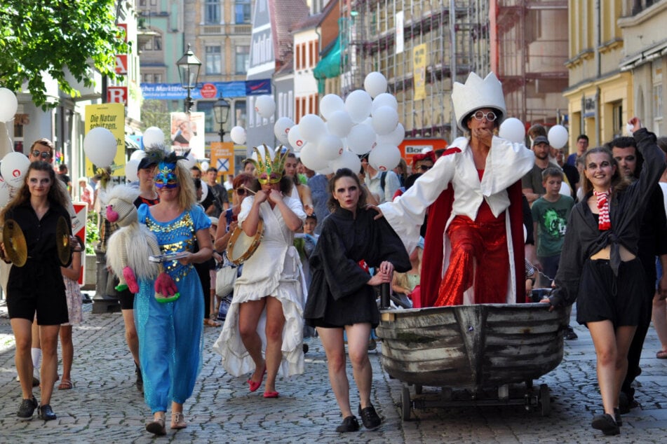 Zur Eröffnung des Puppentheaters gibt es immer eine große Parade durch die Innenstadt. (Archivfoto)