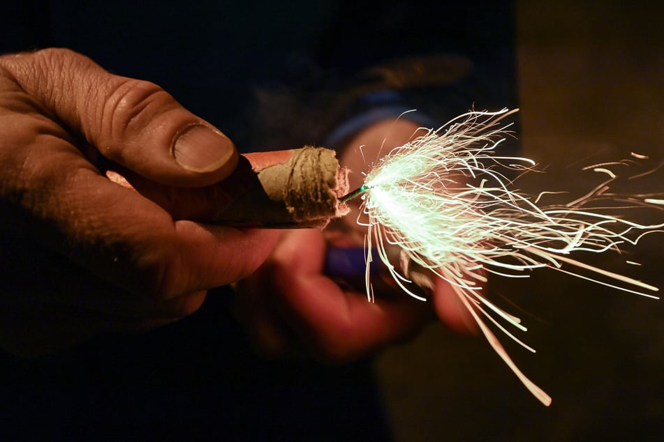 Vor einer Eisdiele in Köln-Raderberg haben Unbekannte einen pyrotechnischen Gegenstand gezündet. (Symbolfoto)