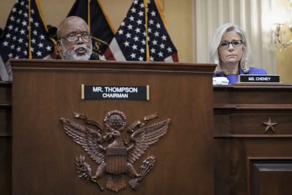 January 6 committee Chairman Bennie Thompson (l.) speaks as Vice Chairwoman Liz Cheney looks on.