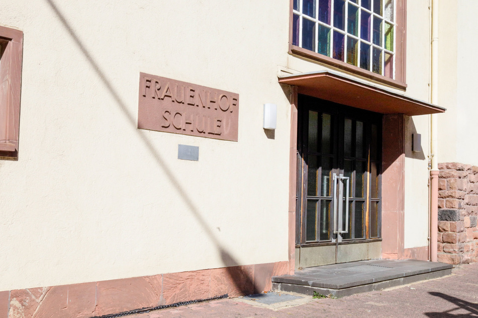An der Frauenhofschule im Frankfurter Stadtteil Niederrad ereignete sich am Dienstagmorgen ein verstörender Vorfall.