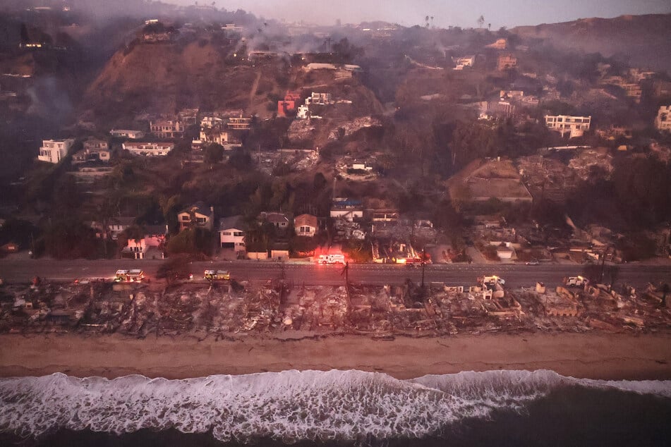 Etwa 10.000 Gebäude sind den verheerenden Bränden in Los Angeles bereits zum Opfer gefallen.