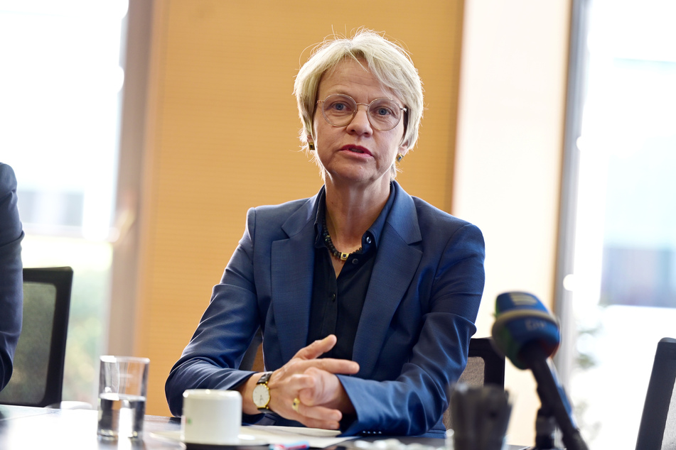 NRW-Schulministerin Dorothee Feller (57) steht wegen der Abi-Pannen in der Kritik.