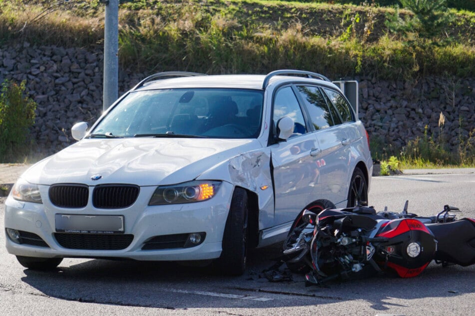 Laut Polizeiinformationen wird der Sachschaden auf etwa 18.000 Euro geschätzt.
