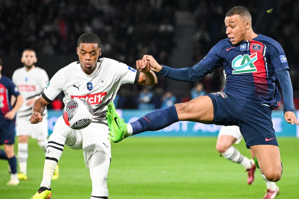 Warmed Omari (25, l.) von Stade Rennes steht vor einem Wechsel zum HSV. Er soll ausgeliehen werden. (Archivfoto)