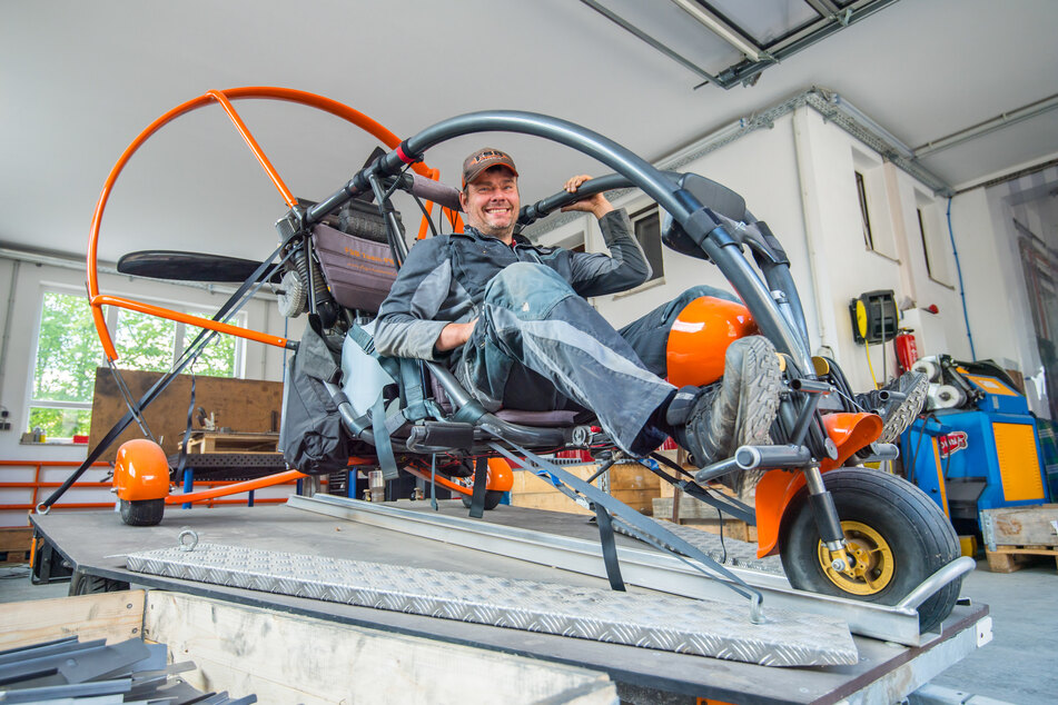 Der Erzgebirger sitzt in einem Motorschirmtrike.