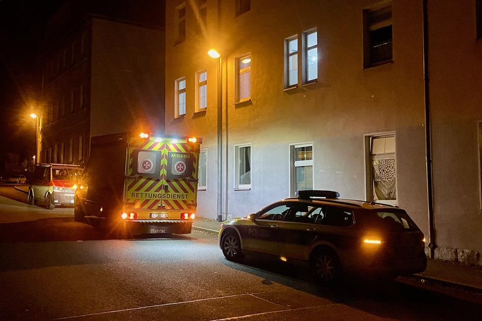 Auf einem Fußweg in der Auerhammerstraße in Aue lag am Mittwochabend eine verletzte Person. Laut Polizei stürzte diese aus einem Fenster.