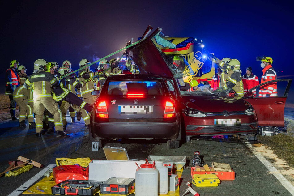 Unfall am Abend: Einsatzkräfte müssen eine Frau (64) aus einem VW befreien.