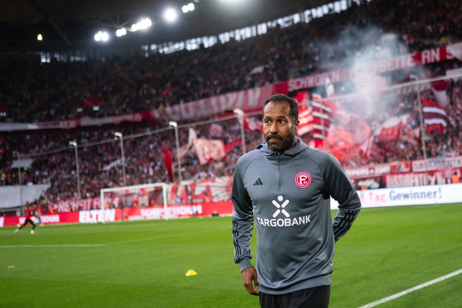 Den verpassten Aufstieg mit Fortuna Düsseldorf in der Relegation wird Daniel Thioune (51) wohl nie vergessen. Sein Tattoo holte er sich aber jetzt mit Verspätung. (Archivfoto)
