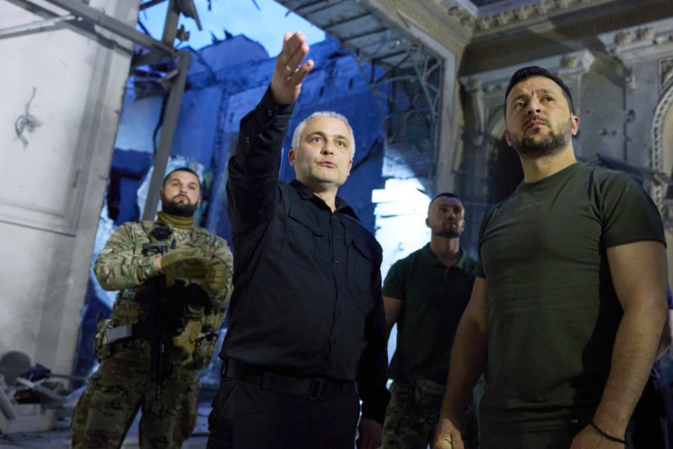Wolodymyr Selenskyj (45) ließ sich die zerstörte Kathedrale von Odessa zeigen.